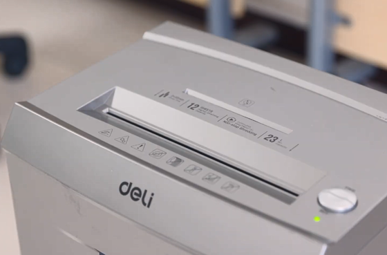 01 máy cắt giấy Deli et095