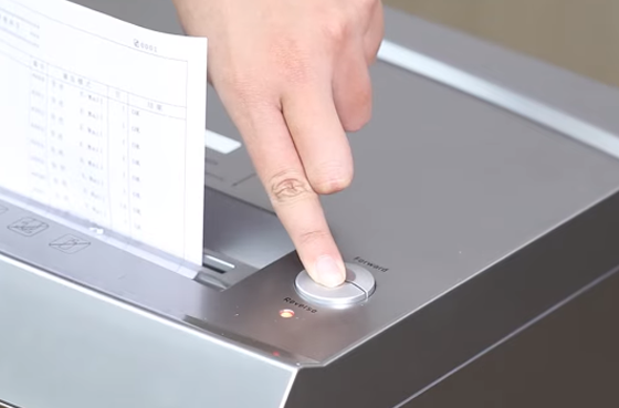 01 máy cắt giấy Deli et096