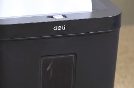 Máy hủy giấy Deli et021