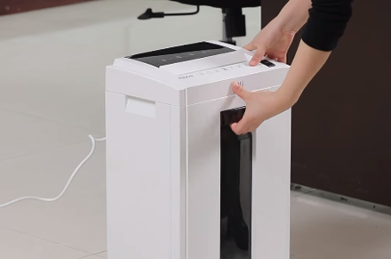 Máy hủy giấy Deli et051