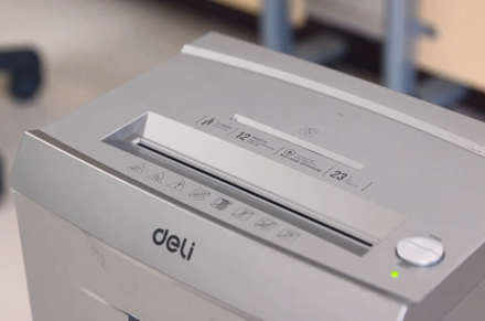 Máy cắt giấy Deli et095