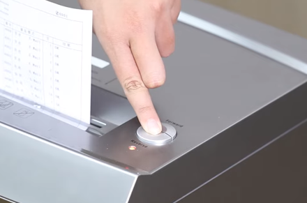 Máy hủy giấy Deli et096