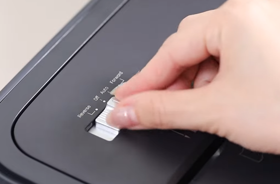 01 máy cắt giấy di động Deli e9939