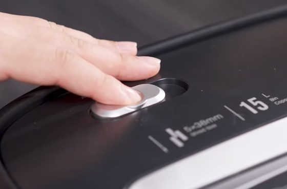 01 máy cắt giấy Deli e9947