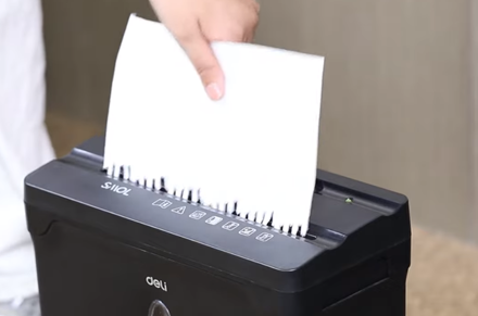 Máy hủy giấy Deli et015