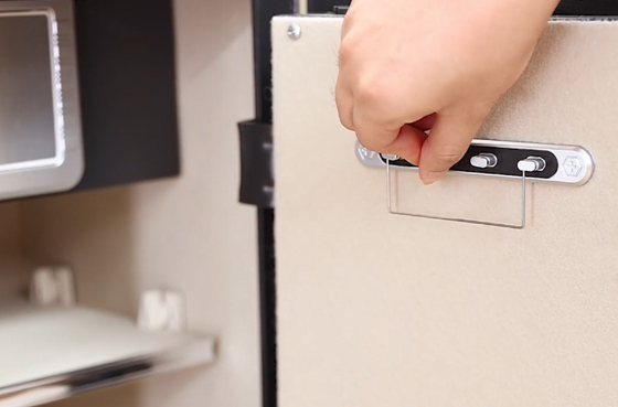 01 hộp an toàn gia dụng Deli et634